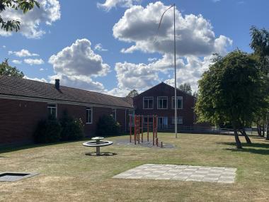 Skolen set fra Almindingensvej